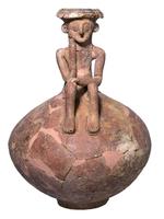Arkæologi. Figuren menes at være lavet efter krukken, som den er placeret på. Klik på billedet for at se både figuren og krukken. 