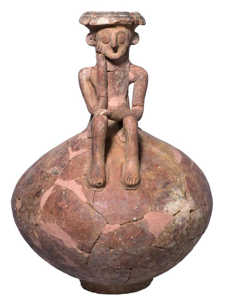 Arkæologi. Figuren menes at være lavet efter krukken, som den er placeret på. Klik på billedet for at se både figuren og krukken. 