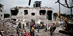 Dødsulykke. Politiken besøgte den sammenfaldne fabriksbygning Rana Plaza efter ulykken i 2013. Selv tre uger efter ulykken ledte redningsfolk stadig efter ofre i ruinerne. 