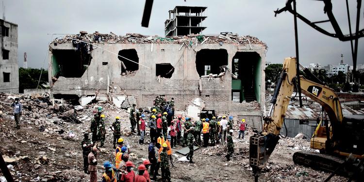Dødsulykke. Politiken besøgte den sammenfaldne fabriksbygning Rana Plaza efter ulykken i 2013. Selv tre uger efter ulykken ledte redningsfolk stadig efter ofre i ruinerne. 