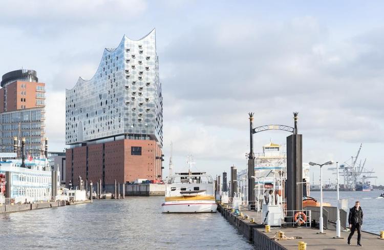 Stoltheden. Formstøbt glas får facaden til at adskille sig fra et almindeligt kontorhus. De mange åbninger forrest i facaden er altaner i lejlighederne. Der er også enkelte altaner i foyeren. Solafskærmningen på de store glasflader udgøres af silketryk, der får ruderne til at se ud, som om de dugger. Foto: Iwan Baan 