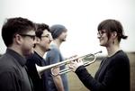 Fanfareparat. Laura Jurd ligner måske ikke Miles Davis, men det er kun, til hun trutter i trompeten. Sammen med de andre musikere i Dinosaur fører hun an i ung britisk jazz lige nu. 