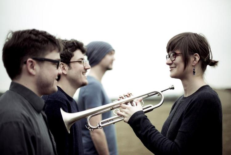Fanfareparat. Laura Jurd ligner måske ikke Miles Davis, men det er kun, til hun trutter i trompeten. Sammen med de andre musikere i Dinosaur fører hun an i ung britisk jazz lige nu. 