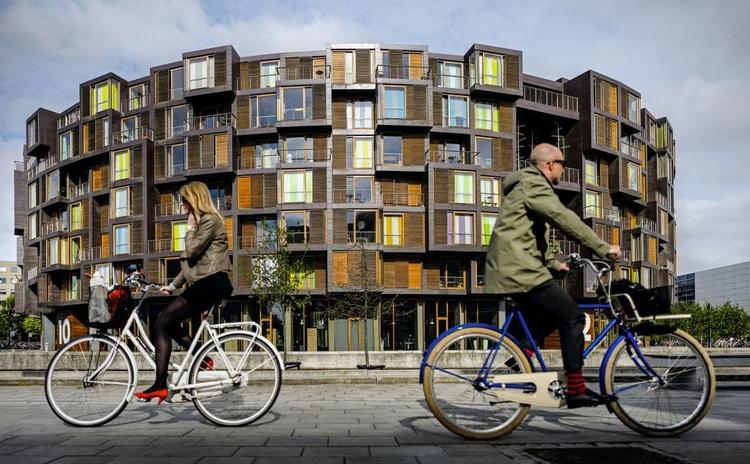Organisk. Frem for alt kan en kulturelt orienteret offentlighed i Karsten Ifversens bog få mulighed for at begribe, hvad der bevæger en af landets notorisk bedste tegnestuer. Og Jens Lindhes fotografier er en indlevet fornøjelse i sig selv. Her Tietgenkollegiet. 