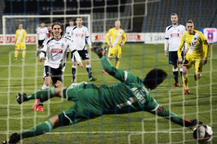 Snuppet. Daniel A. Pedersens starffespark blev reddet af Jesper Hansen. 
