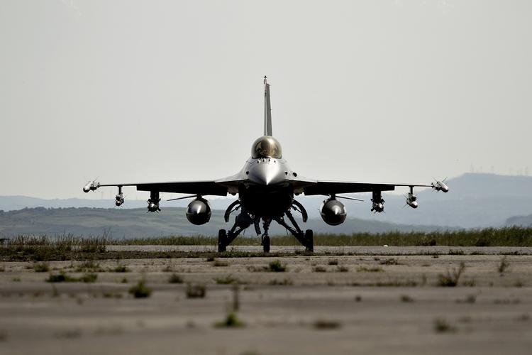 Angrib. Danske F16 fly har deltaget i 245 missioner mod IS i Irak og Syrien og kastet 331 præcisionsbomber. Ifølge forsvaret har der ikke været nogen civile ofre for de danske bomber. 