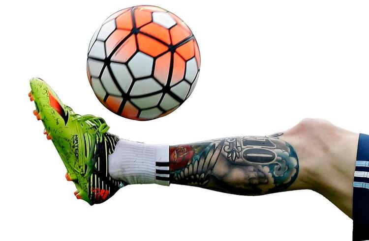 Dyrt. Helle for at vise Lionel Messi i aktion. Kampen er hård om sportsrettighederne, da sportsseere er guld værd for leverandører af flow-tv. 