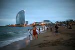 Attraktiv. Turister fik for alvor øjnene op for Barcelonas charme, da byen var vært for OL i 1992. Byen spyttede mange penge i forskønnelse af byen, og siden er antallet af besøgende steget markant. 