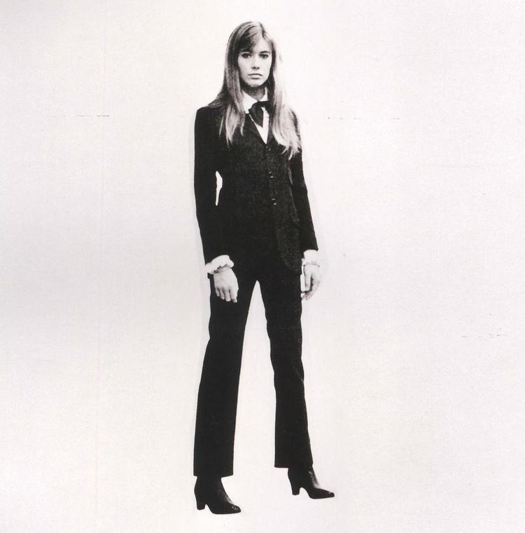 Radikalt. Smokingen til kvinder sås for første gang i 1966 på sangerinden Francoise Hardy. 