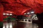 Solna Centrum. Stationen ligger på metroens blå linje. Den blev indviet i 1975. Granskoven og den røde aftenhimmel er skabt af kunstnerne Karl-Olov Björk og Anders Åberg og skal blandt andet aftegne 1970’ernes svenske miljøproblemer. Foto: Jakub Halun/Flickr Creative Commons 