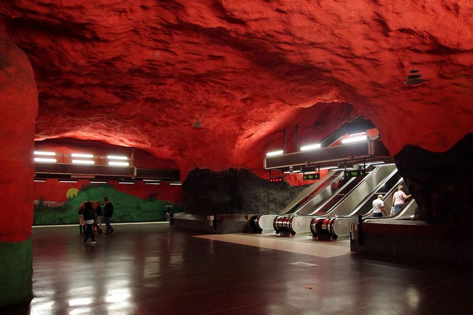 Solna Centrum. Stationen ligger på metroens blå linje. Den blev indviet i 1975. Granskoven og den røde aftenhimmel er skabt af kunstnerne Karl-Olov Björk og Anders Åberg og skal blandt andet aftegne 1970’ernes svenske miljøproblemer. Foto: Jakub Halun/Flickr Creative Commons 