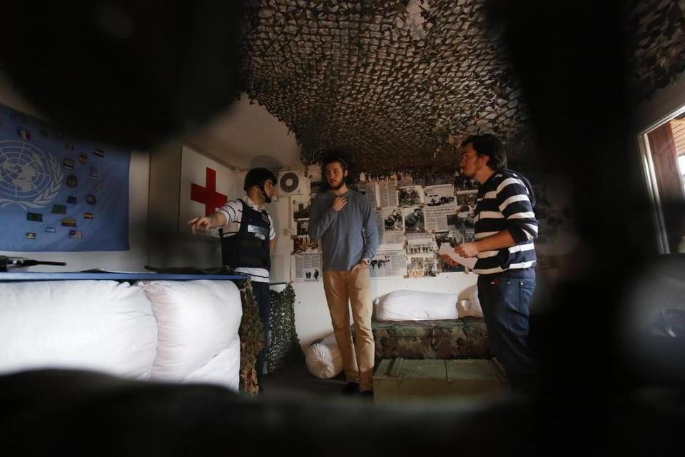 VELKOMST. Gæster tjekker ind på War Hostel i Saravejo. Værten, Zero One, er iklædt hjelm og skudsikker vest. Det skaber en stemning af at være i krig. 