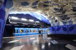 T-centralen. Stationen ligger i hjertet af Stockholms metrosystem. På T-centralen kan du opleve en del forskellige kunst- og vægdekorationer fra flere kendte kunstnere. Her Per-Olov Ultvedts design. Foto: Tim Adams/Flickr Creative Commons 