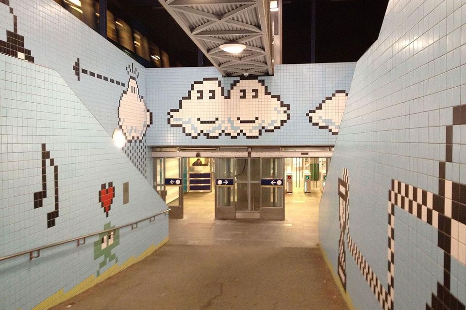 Thorildsplan. Stationen åbnede helt tilbage i 1952, men fik først kunst på væggene i 1975. Og en opdatering i 2008. Kunstneren Huck Hultgren stod for den første del, siden kom Lars Arrhenius lidt mere excentriske udsmykning til med pixelerede mønstre og symboler fra computerspil. Stanpol/Flickr Creative Commons 