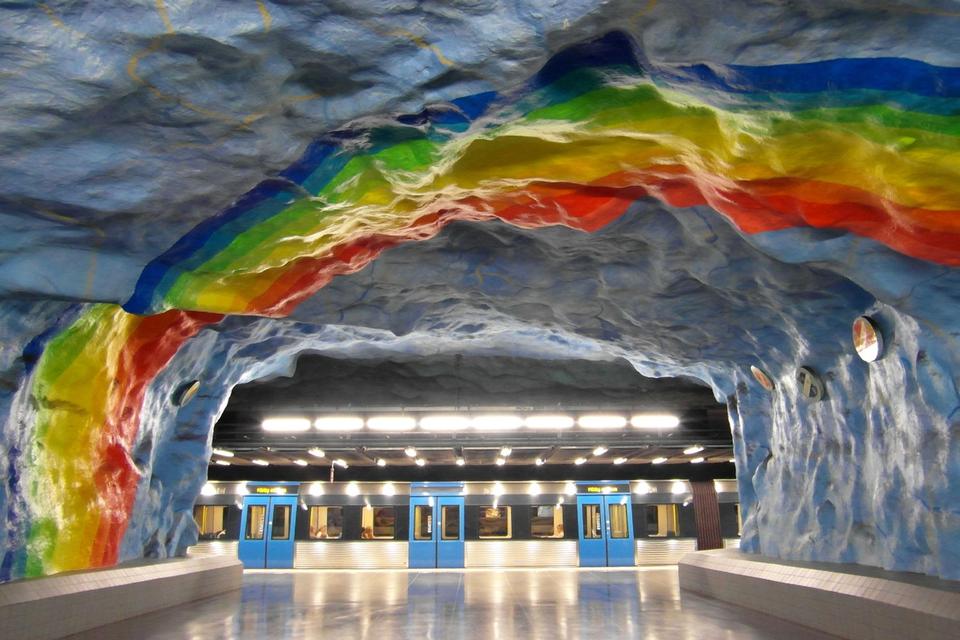 Stadion. Ligger ved Stockholms Stadion, der blev opført i forbindelse med OL i 1912. Stationen er fra 1973. Og sport er da også temaet i stationens udsmykning udført af Enno Hallek og Åke Pallarp. Arild Vågen/Flickr Creative Commons 