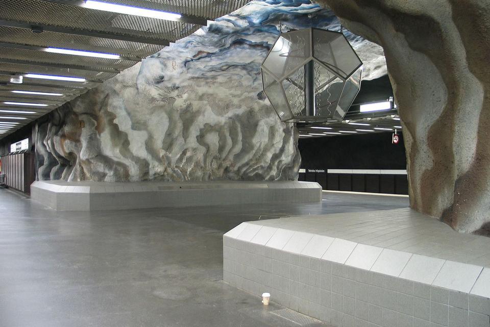 Tekniska Högskolan. Stationen fra 1973 har fået sit navn efter Kungliga Tekniska högskolan (KTH), der ligger oppe i det fri og det er fra skolen, at kunstneren Lennart Mörk har hentet sin inspiration. Jonas Bergsten/Flickr Creative Commons 