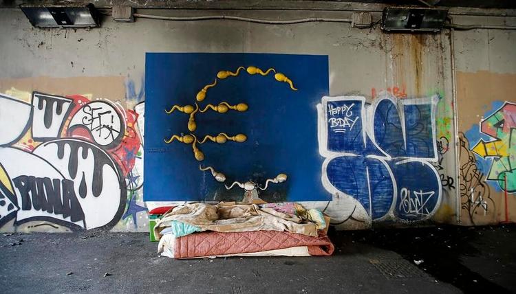 Fattigdom. Hjemløs' adresse i Milano. Især i Sydeuropa er unge blevet mere truet af risiko for fattigdom. Ældre er derimod mindre truede, men det er også i forhold til, at andre er kommet til at tjene mindre. 