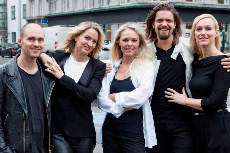 Teaterkoncert. MADE IN AARHUS er for de smukke og dejlige, de vilde kaniner, de første kærester på månen og dem, der står derude og banker på. Foto: Brita Fogsgaard 