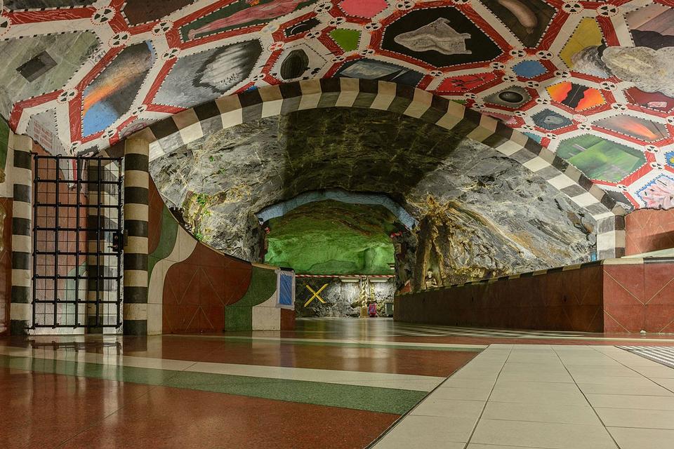 Kungsträdgården. Det er kunstneren Ulrik Samuelson, der står bag udsmykningen på Kungsträdgården (åbnet i 1977). Ulrik Samuelsons ide var at transformere stationen til en underjordisk have, der skulle symbolisere natur og vækst. Arild Vågen/Flickr Creative Commons 