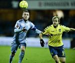 Forfølgere. Mads Fenger (tv.) og Brøndby-angriberen Teemu Pukki i jagt på bolden.  DE to hold jagter også FCK i Superligaen, men mesterholdet er langt, langt foran. 