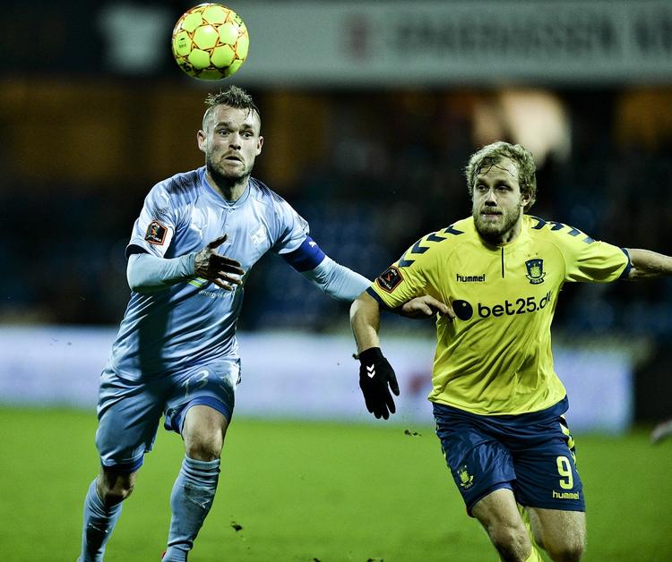 Forfølgere. Mads Fenger (tv.) og Brøndby-angriberen Teemu Pukki i jagt på bolden.  DE to hold jagter også FCK i Superligaen, men mesterholdet er langt, langt foran. 
