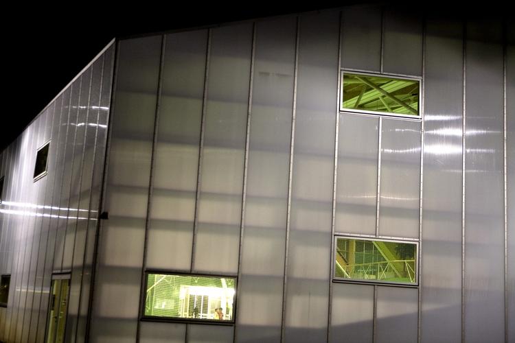 LUKKET. Prismen-hallen på Amager lukkes ind til videre på grund af en gruppe unge, der har truet ansatte og besøgende og begået hærværk på stedet. 