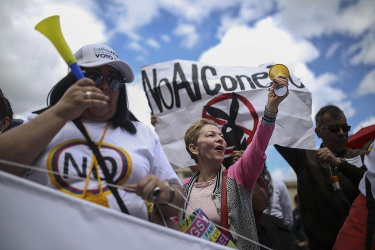 Fredsaftale. Colombias kongres har enstemmigt vedtaget en fredsaftale med Farc. 