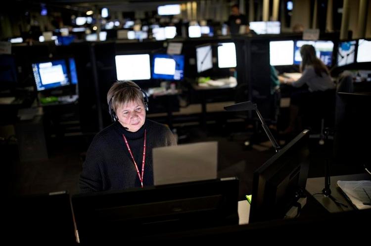 1813. Solveig Olafsdottir har arbejdet ved akuttelefonen fra starten i 2014. Siden er arbejdsklimaet blevet markant bedre, og det gør det lettere at rekruttere personale. 