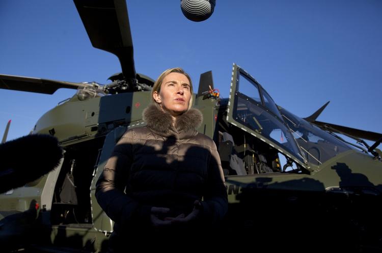 Take-off. EU's udenrigs- og sikkerhedspolitiske chef, Federica Mogherini, betegner nye forslag som en 'milepæl' i udviklingen af unionens militære samarbejde. Onsdag besøgte hun en øvelse, som EU's forsvarsagentur havde arrangeret i Belgien. 