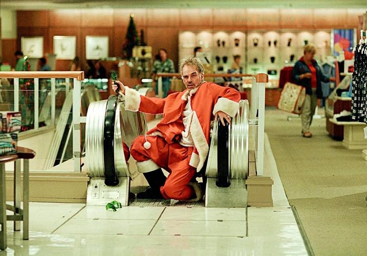 Slem. Billy Bob Thornton i 'Bad Santa' som den misantropiske tyv, der forklæder sig som julemand i et stormagasin for at komme tæt på det store pengeskab. 