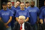 Arbejderven. Donald Trump besøgte under sin valgkamp til præsidentposten flere gange fabrikker og talte for at bevare industrijobs i USA. Her er det hos Staub Manufacturing i Ohio i september. 