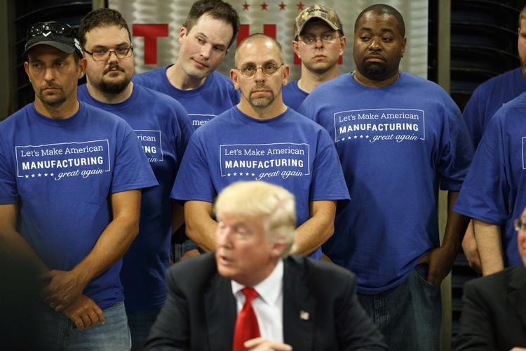 Arbejderven. Donald Trump besøgte under sin valgkamp til præsidentposten flere gange fabrikker og talte for at bevare industrijobs i USA. Her er det hos Staub Manufacturing i Ohio i september. 