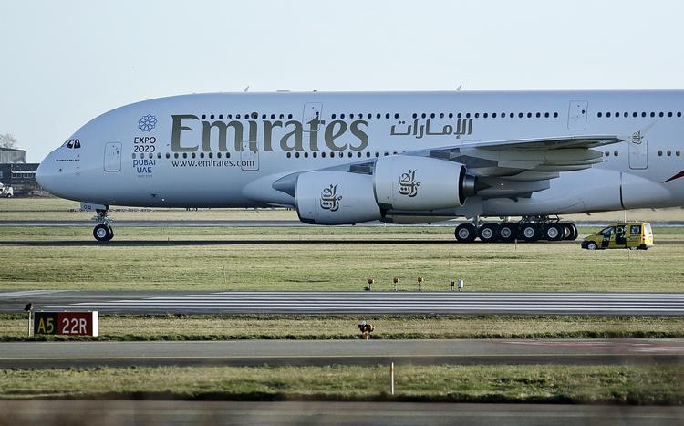 Mange hundrede mennesker mødte op på flyvergrillen på Amager for at få et kig på verdens største passagerfly, Emirates' Airbus A380, da den landede første gang i Københavns Lufthavn. Nu har selskabet modtaget fly nummer 100. 