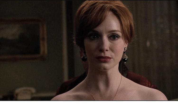 Solgt. »Joan har solgt sig selv for at blive partner i firmaet. Også for hende er begæret en drivkraft i en tid, hvor hun bruger den eneste magt, hun har: sin kvindelighed«, forklarer Tone Mygind Rostbøll. 