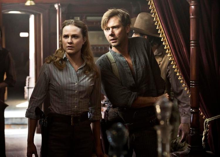 BEVIDSTHED. Robotten Dolores (Evan Rachel Wood) og den menneskelige gæst William (Jimmi Simpson) i 'Westworld' får os til at stille spørgsmål om, hvad menneskelighed er for en størrelse. 