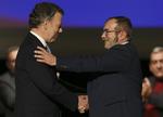 Aftale. Colombias præsident, Juan Manuel Santos, og Farc-lederen Rodrigo Londono, kendt som Timochenko, lykønsker hinanden med den fredsaftale, der blev indgået 24. november. 