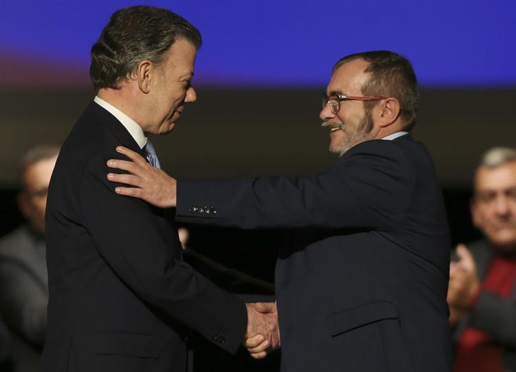 Aftale. Colombias præsident, Juan Manuel Santos, og Farc-lederen Rodrigo Londono, kendt som Timochenko, lykønsker hinanden med den fredsaftale, der blev indgået 24. november. 
