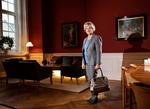 JULESTRESS. Pia Kjærsgaard bruger en del tid på at skabe overblik over, hvem hun skal give gave, og hvad de skal have. Alligevel kan hun godt lide at stresse lidt op til jul. Det hører sig til. Her er hun fotograferet med sin sælskindstaske. 