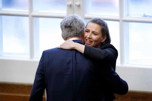 Socialdemokraternes Mette Frederiksen krammer uddannelses- og forskningsminister Søren Pind. 