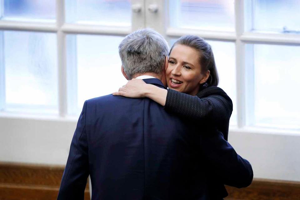 Socialdemokraternes Mette Frederiksen krammer uddannelses- og forskningsminister Søren Pind. 