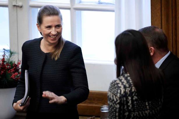 Socialdemokraternes Mette Frederiksen taler med minister for offentlig innovation Sophie Løhde og statsminister Lars Løkke Rasmussen. 