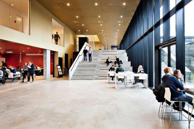 Lækkert. Øverst den offentligt tilgængelige gyldne passage med en rød kantine. De øvre etager er kun for medarbejdere og kræver særligt adgangskort. 