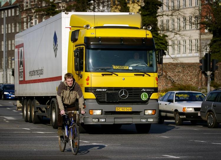 KRAV. Storbyer som København kræver lavere forurening fra lastbiler - og sikrere førerhuse i de tunge køretøjer, så chaufførerne får ordentligt udsyn fra pladsen bag rattet. 