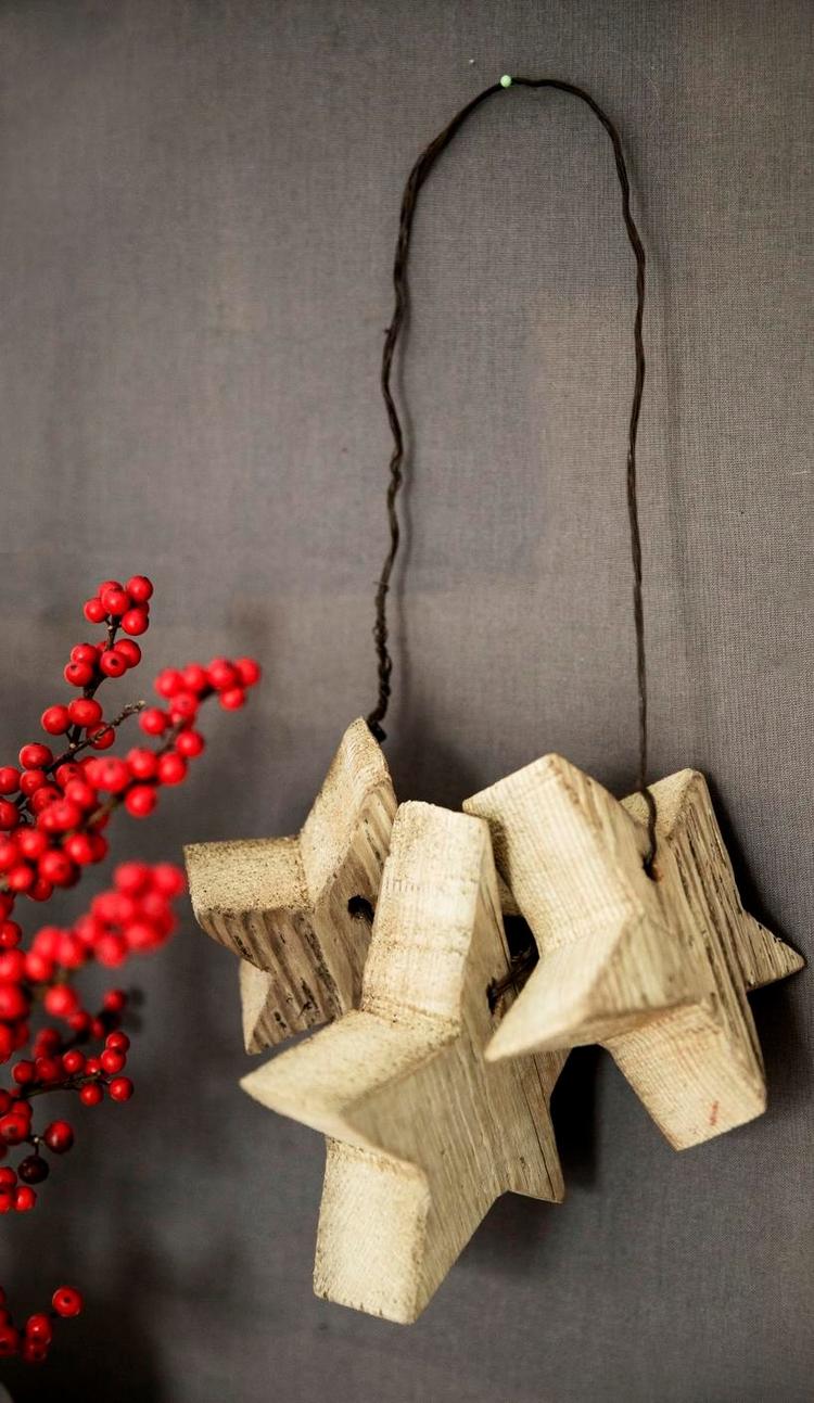 HELÅRLIGT. Efter jul pynter de rustikke stjerner i vinduet eller på væggen. 