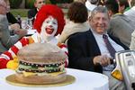 Tillykke. Joe Delligatti fik en kage formet som en Big Mac, da han holdt 90-års fødselsdag i 2008. Og besøg af Ronald McDonald. 