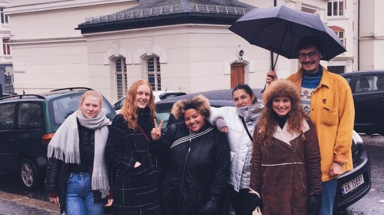 SKAMFANS. Pauline Koffi Vandet (i midten) anførte den lille SKAM-gruppe på turen til Oslo. Felix Thorsen Katzenelson står yderst til højre. 
