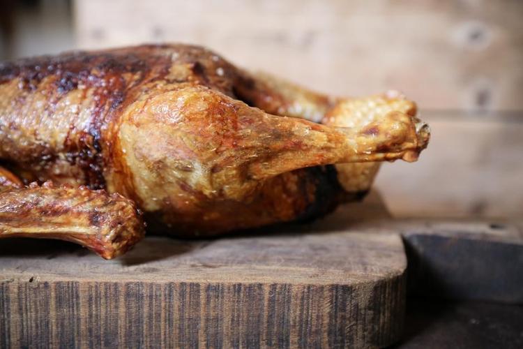 JULEANDEN. Den danske favoritspise til juleaften tager sig altid festlig ud på julebordet. Nadia Mathiasen kører den helt traditionelt. 