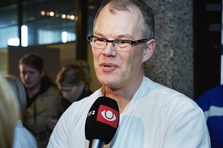 AFSKEDSGAVE. Den afgående klinikchef på Rigshospitalets fødeafdeling, Morten Hedegaard, har gjort et stort indtryk på mange patienter. 122 forældre sender ham nu en afskedstak. 