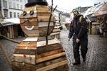 Genbrug. En stor snemand af genbrugstræ byder de handlende velkommen til genbrugslandsbyen Remake Christmas på Nytorv i København. Her vil kunstneren Thomas Dambo og 80 frivillige frem til den 21. december hjælpe forbipasserende med at kreere anderledes julegaver af genbrugsmaterialer. 
