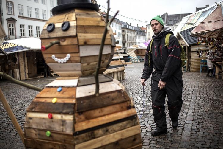 Genbrug. En stor snemand af genbrugstræ byder de handlende velkommen til genbrugslandsbyen Remake Christmas på Nytorv i København. Her vil kunstneren Thomas Dambo og 80 frivillige frem til den 21. december hjælpe forbipasserende med at kreere anderledes julegaver af genbrugsmaterialer. 